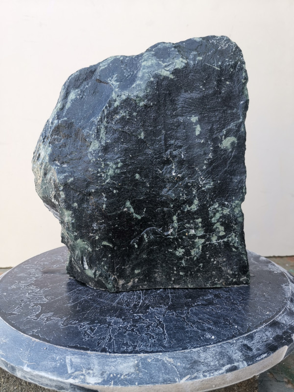 Speckstein; Einzelst�ck; aus Indien; oliv-schwarz; 8,410 kg