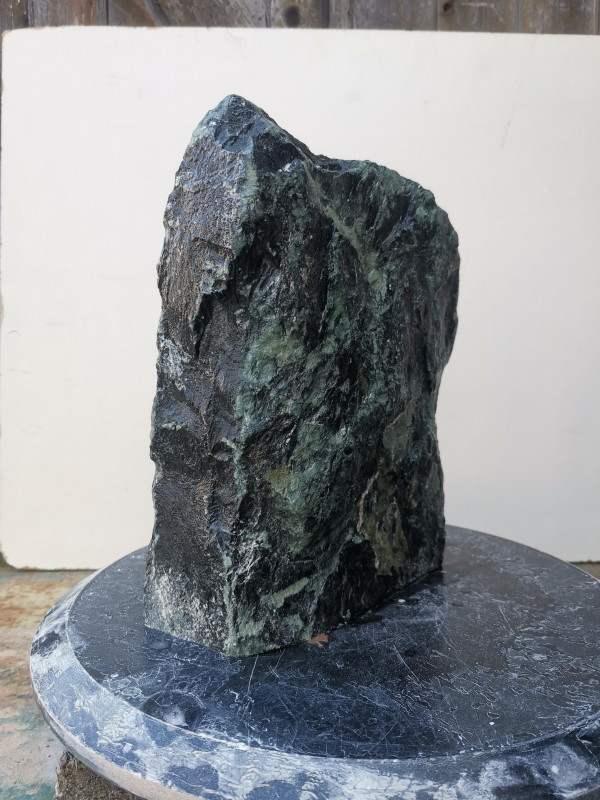 Speckstein; Einzelst�ck; aus Indien; oliv-schwarz; 8,410 kg