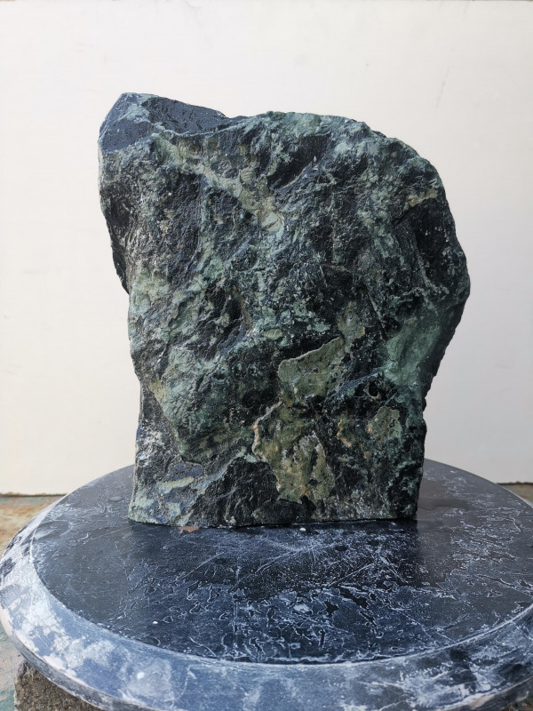 Speckstein; Einzelst�ck; aus Indien; oliv-schwarz; 8,410 kg