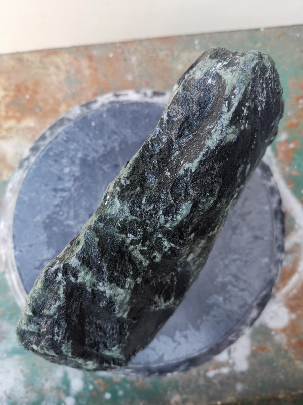 Speckstein; Einzelst�ck; aus Indien; oliv-schwarz; 8,410 kg