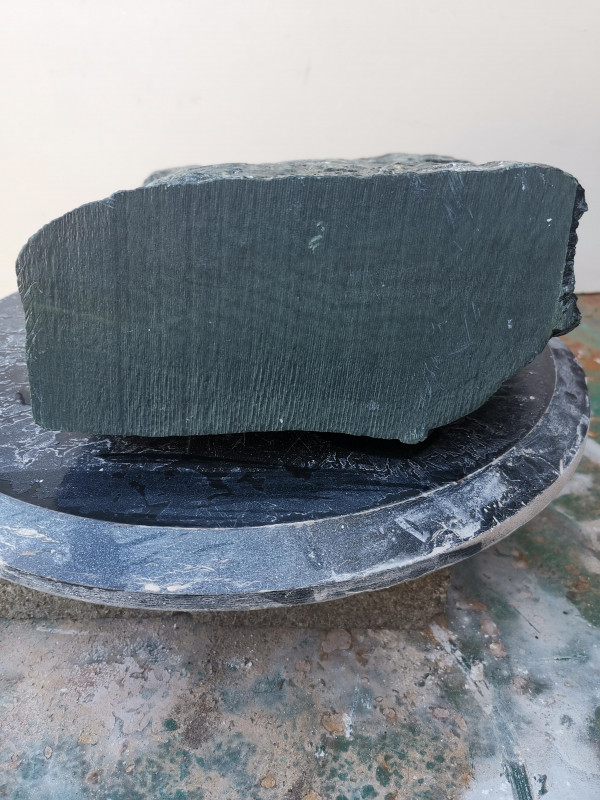 Speckstein; Einzelst�ck; aus Indien; oliv-schwarz; 8,410 kg