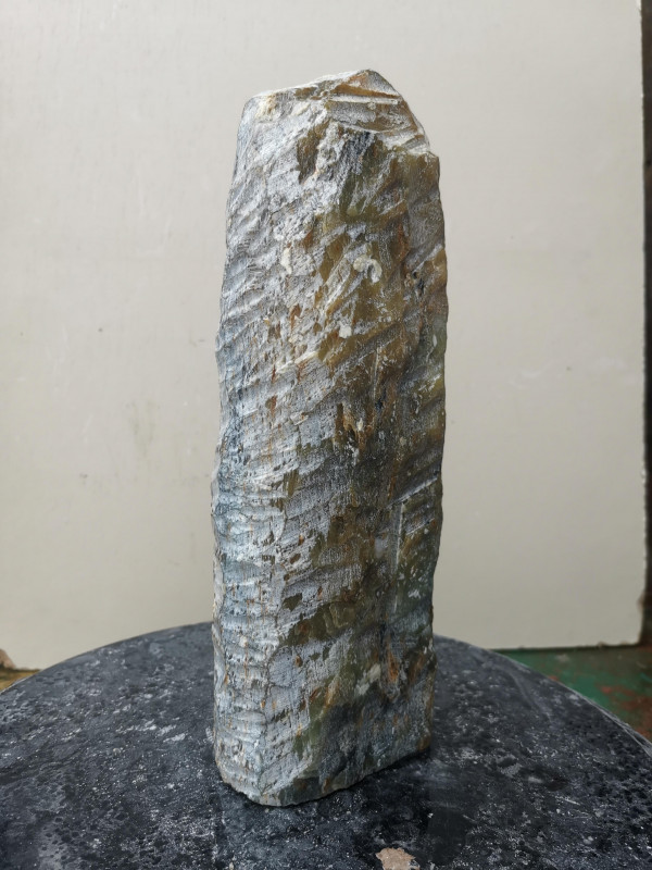 Speckstein; fast Rechteck S�ule; Einzelst�ck; aus Indien; gr�n braun Farb Mix; 4,170 kg