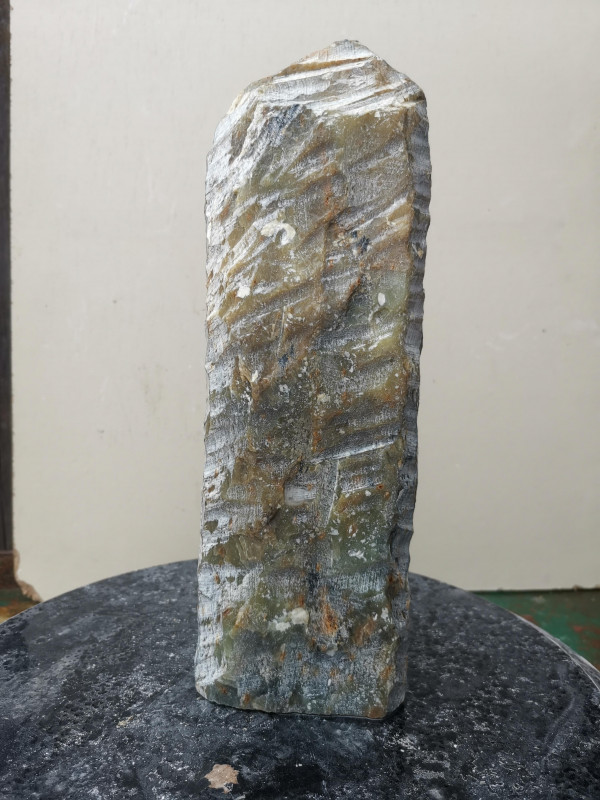 Speckstein; fast Rechteck S�ule; Einzelst�ck; aus Indien; gr�n braun Farb Mix; 4,170 kg