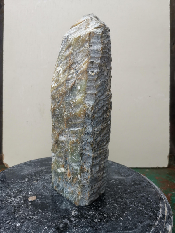 Speckstein; fast Rechteck S�ule; Einzelst�ck; aus Indien; gr�n braun Farb Mix; 4,170 kg