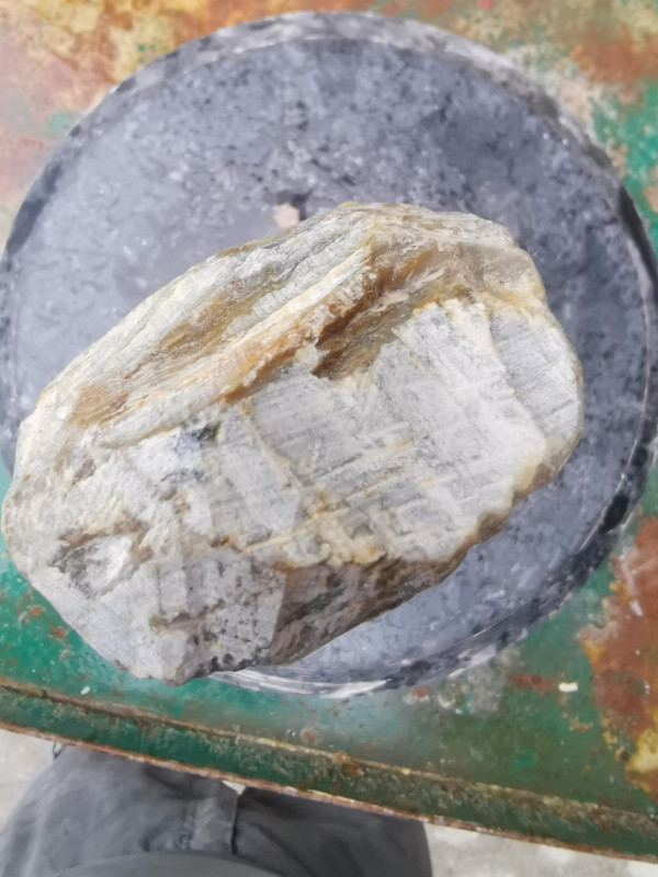 Speckstein; fast Rechteck S�ule; Einzelst�ck; aus Indien; gr�n braun Farb Mix; 4,170 kg