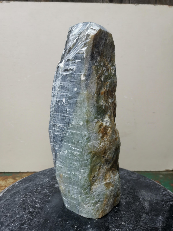 Speckstein; fast Rechteck S�ule; Einzelst�ck; aus Indien; gr�n Farb Mix; 5,530 kg