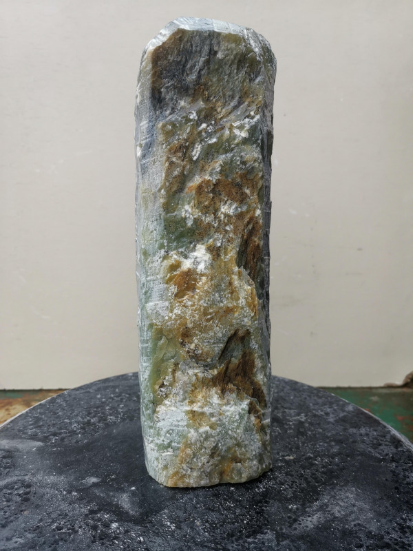 Speckstein; fast Rechteck S�ule; Einzelst�ck; aus Indien; gr�n Farb Mix; 5,530 kg