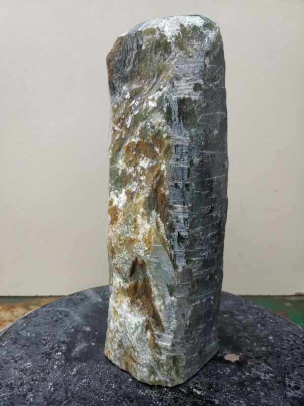 Speckstein; fast Rechteck S�ule; Einzelst�ck; aus Indien; gr�n Farb Mix; 5,530 kg