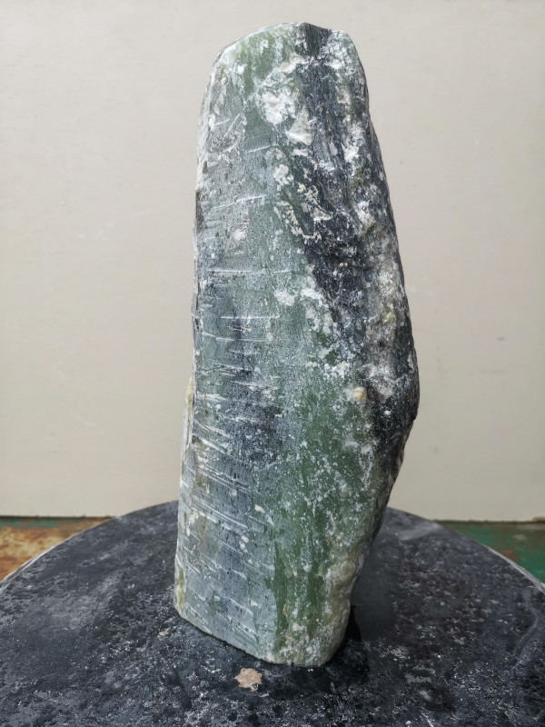 Speckstein; fast Rechteck S�ule; Einzelst�ck; aus Indien; gr�n Farb Mix; 5,530 kg