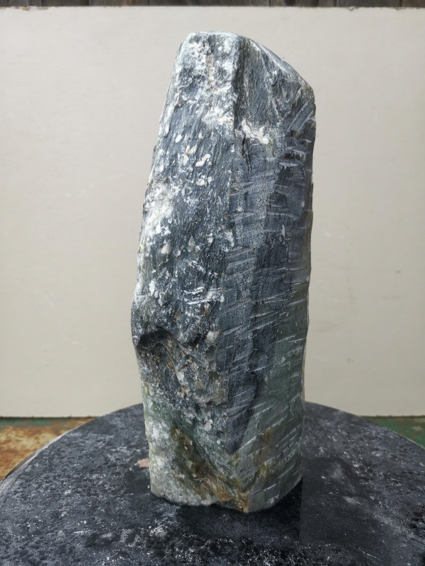 Speckstein; fast Rechteck S�ule; Einzelst�ck; aus Indien; gr�n Farb Mix; 5,530 kg