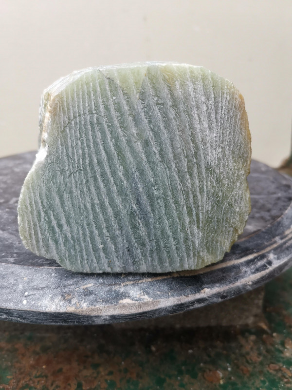 Speckstein; fast Rechteck S�ule; Einzelst�ck; aus Indien; gr�n Farb Mix; 5,530 kg