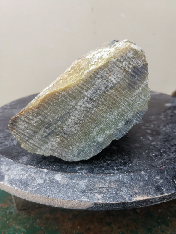 Speckstein; fast Rechteck S�ule; Einzelst�ck; aus Indien; gr�n Farb Mix; 4,730 kg