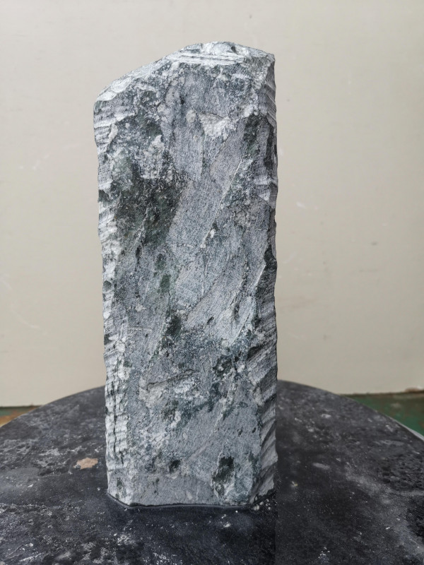 Speckstein; fast Rechteck S�ule; Einzelst�ck; aus Indien; dunkelgr�n; 5.040 kg