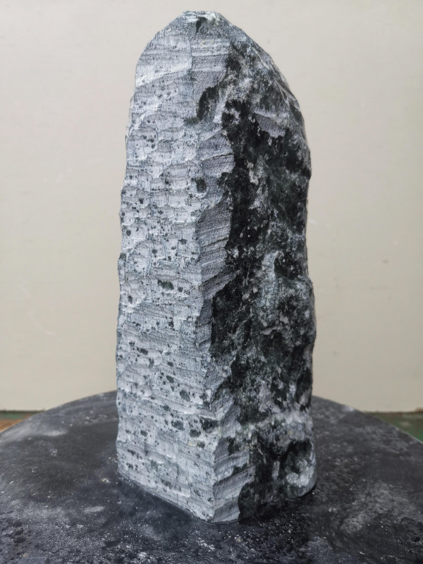 Speckstein; fast Rechteck S�ule; Einzelst�ck; aus Indien; dunkelgr�n; 5.040 kg