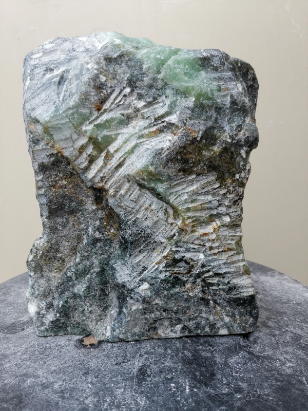 Speckstein; Einzelst�ck; aus Indien; t�rkis-schwarz, tlw. gelb-braun; 3,990 kg