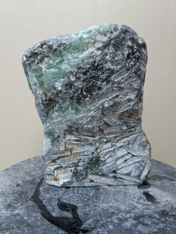 Speckstein; Einzelst�ck; aus Indien; t�rkis-schwarz, tlw. gelb-braun; 3,990 kg