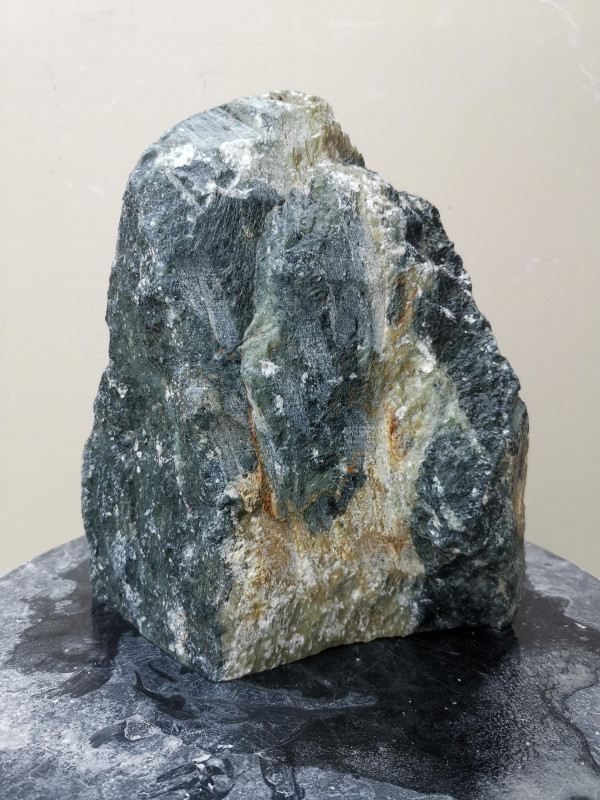 Speckstein; Einzelst�ck; aus China; schwarz, tlw. andere Farben; 5,040 kg