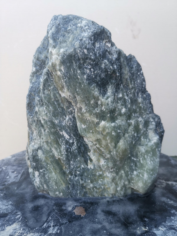 Speckstein; Einzelst�ck; aus Indien; schwarz, tlw. mit dunkelgr�n; 3,430 kg