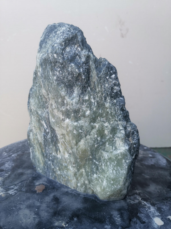 Speckstein; Einzelst�ck; aus Indien; schwarz, tlw. mit dunkelgr�n; 3,430 kg