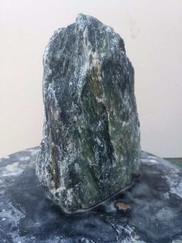 Speckstein; Einzelst�ck; aus Indien; schwarz, tlw. mit dunkelgr�n; 3,430 kg