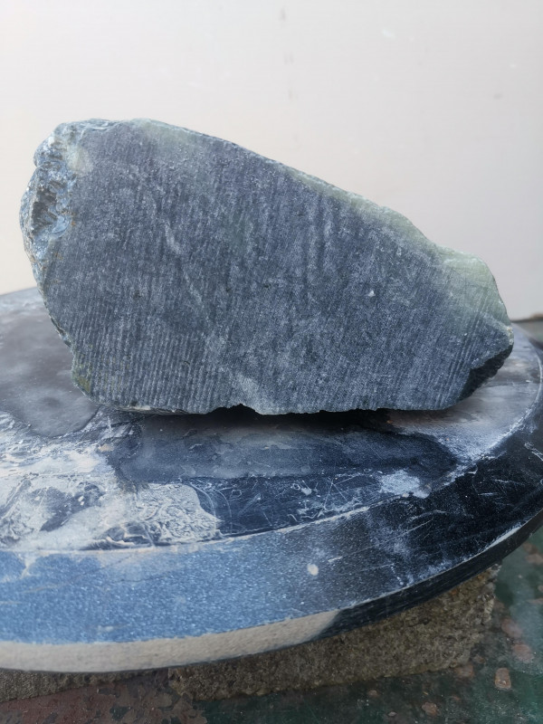 Speckstein; Einzelst�ck; aus Indien; schwarz, tlw. mit dunkelgr�n; 3,430 kg