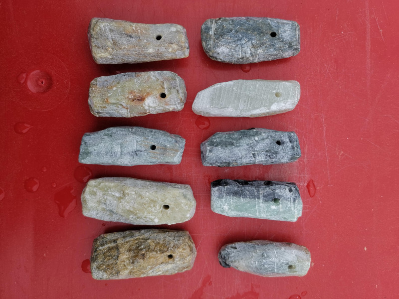 10 Amulettsteine; bis 30g; mit Loch, aus unserem Sortiment