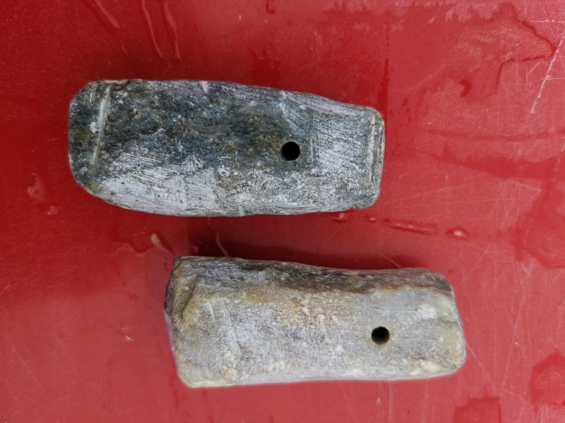 10 Amulettsteine; bis 30g; mit Loch, aus unserem Sortiment