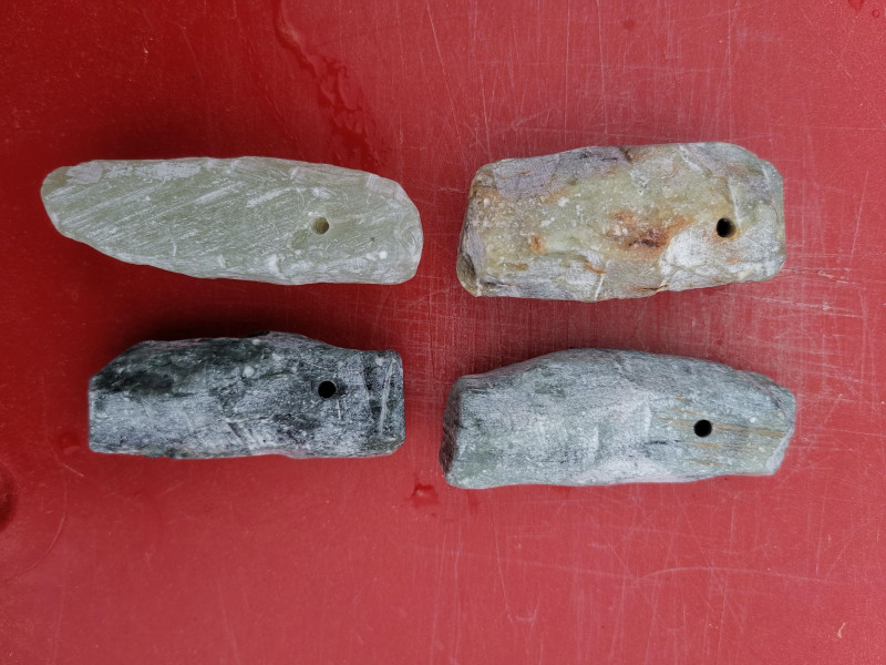 10 Amulettsteine; bis 30g; mit Loch, aus unserem Sortiment