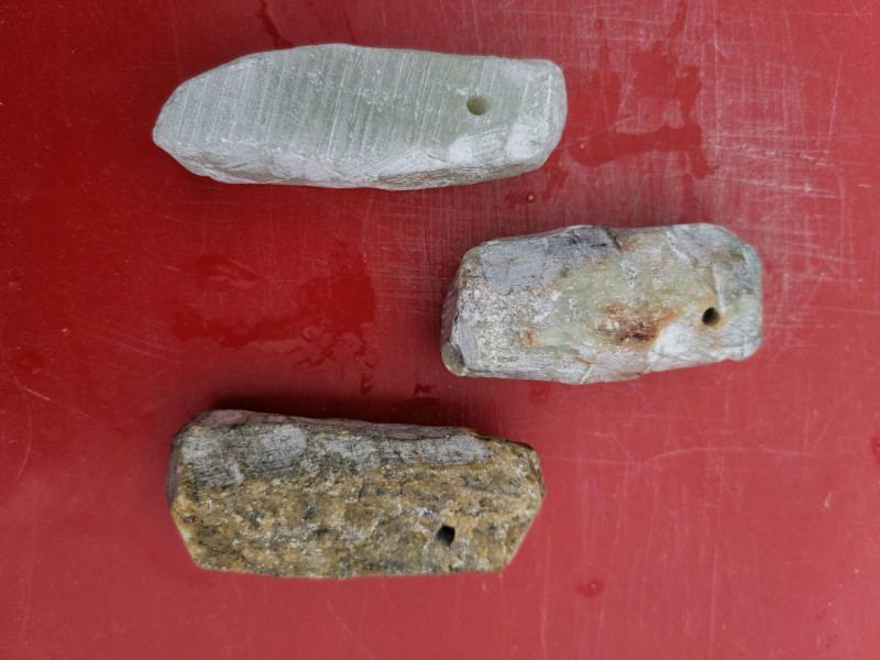 10 Amulettsteine; bis 30g; mit Loch, aus unserem Sortiment