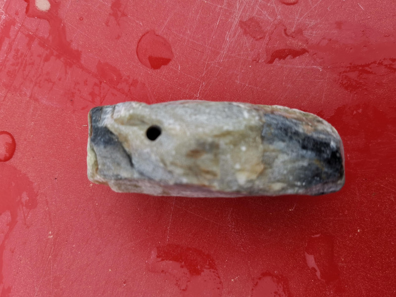 1 Amulettstein; mit Loch; 30-50g; aus unserem Sortiment