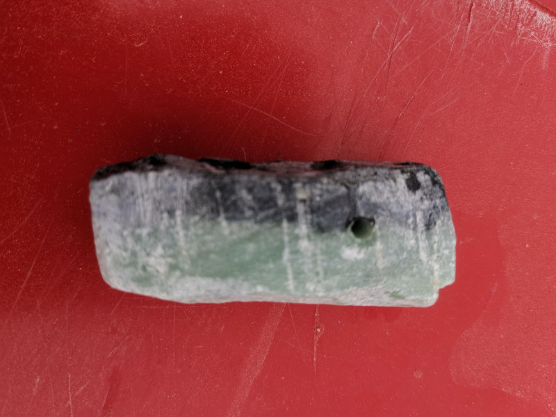 1 Amulettstein; mit Loch; 30-50g; aus unserem Sortiment