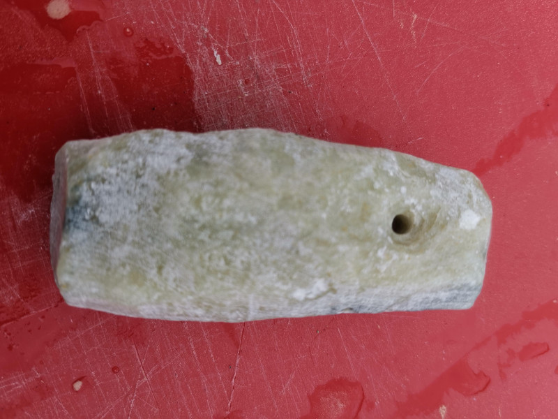 1 Amulettstein; mit Loch; 30-50g; aus unserem Sortiment
