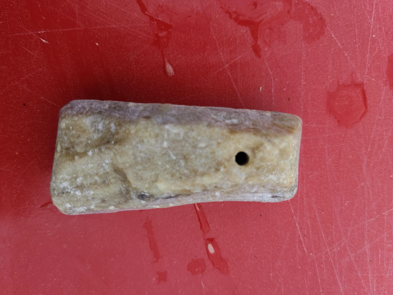 1 Amulettstein; mit Loch; 30-50g; aus unserem Sortiment