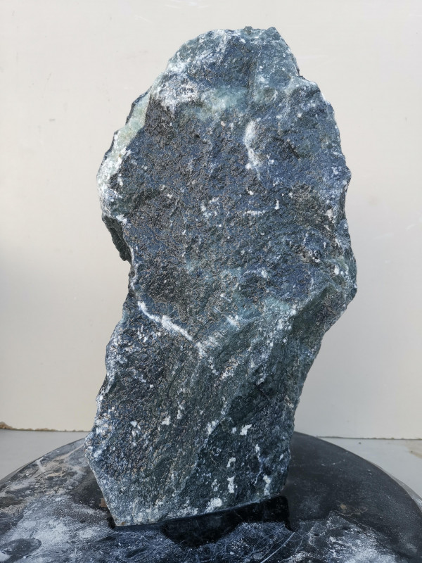 Speckstein; Einzelst�ck; aus Indien; schwarz, tlw. gr�n; 8,610 kg