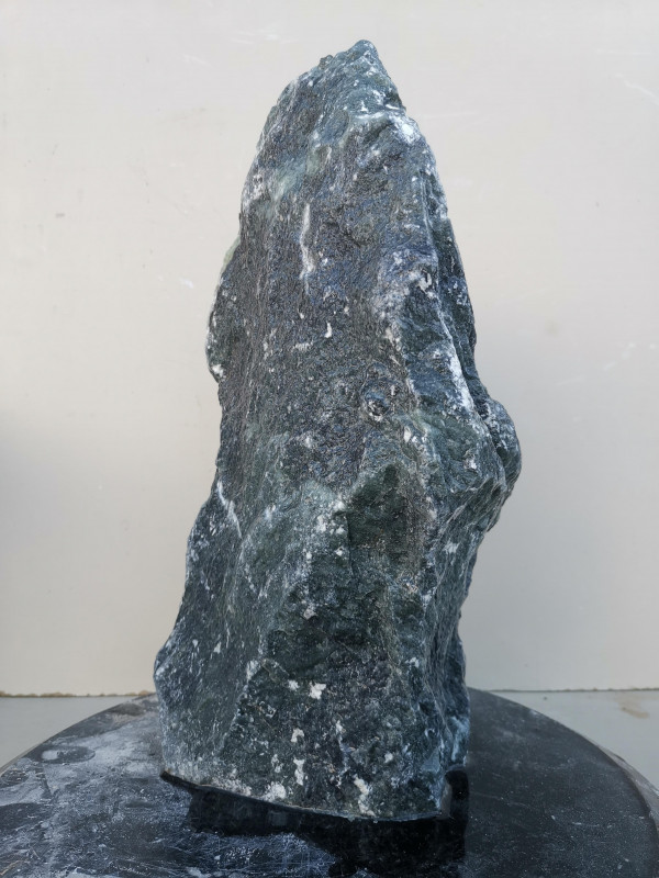 Speckstein; Einzelst�ck; aus Indien; schwarz, tlw. gr�n; 8,610 kg