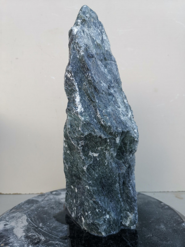 Speckstein; Einzelst�ck; aus Indien; schwarz, tlw. gr�n; 8,610 kg