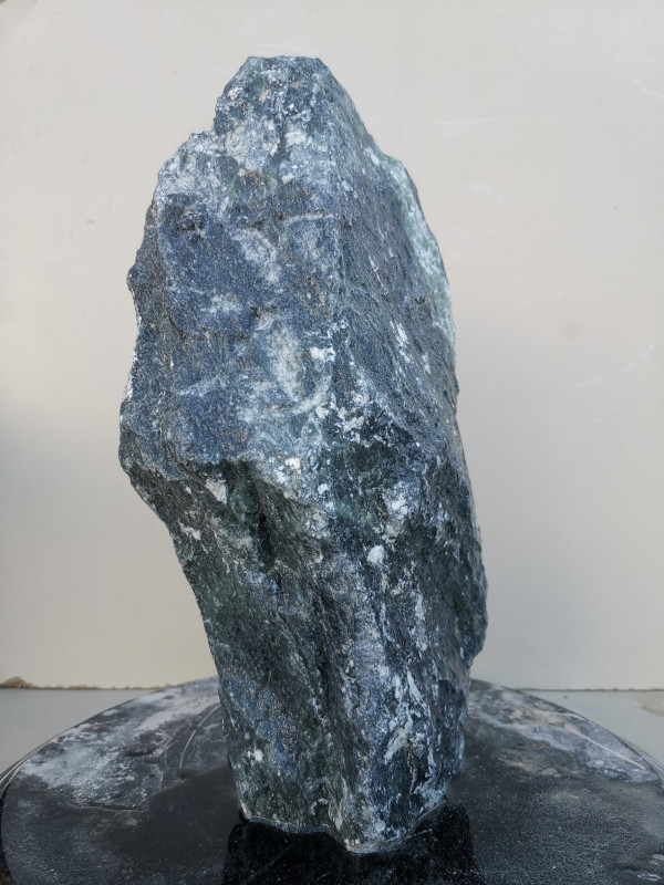 Speckstein; Einzelst�ck; aus Indien; schwarz, tlw. gr�n; 8,610 kg