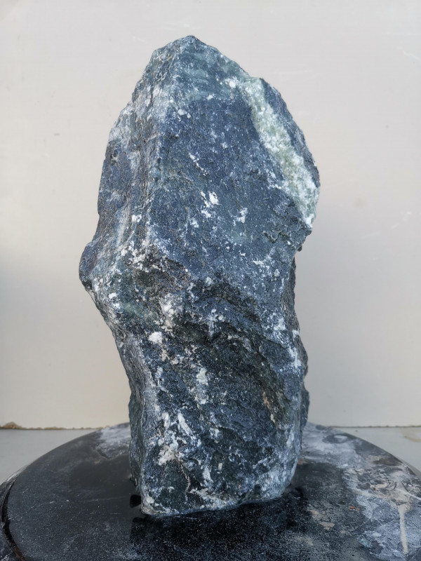 Speckstein; Einzelst�ck; aus Indien; schwarz, tlw. gr�n; 8,610 kg