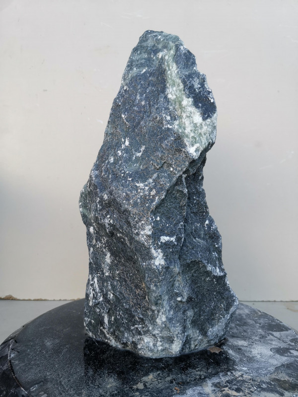 Speckstein; Einzelst�ck; aus Indien; schwarz, tlw. gr�n; 8,610 kg