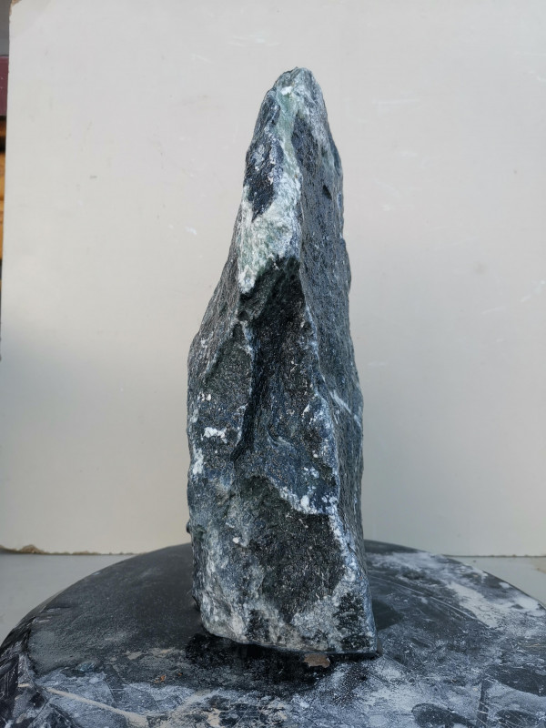 Speckstein; Einzelst�ck; aus Indien; schwarz, tlw. gr�n; 8,610 kg