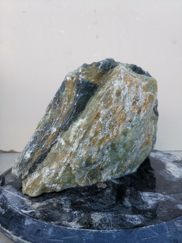 Speckstein; Einzelst�ck; aus Indien; t�rkis - schwarz, mit anderen Farben; 6,830 kg