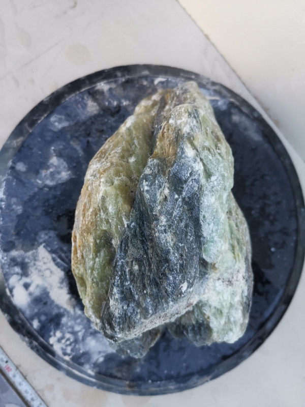Speckstein; Einzelst�ck; aus Indien; t�rkis - schwarz, mit anderen Farben; 6,830 kg