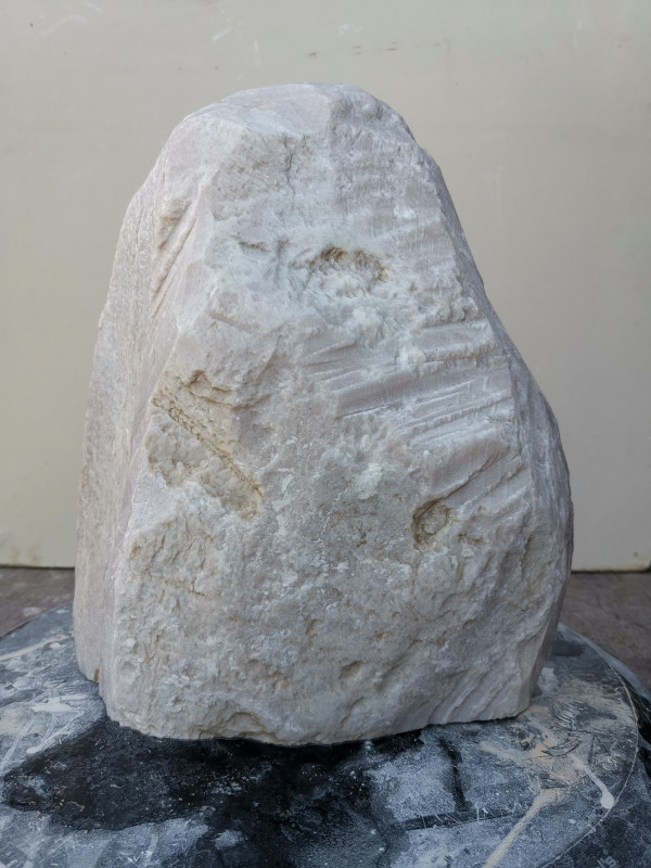 Speckstein; Einzelst�ck; aus China; beige, tlw. leichtes rosa, mit Streifen; 9,160 kg