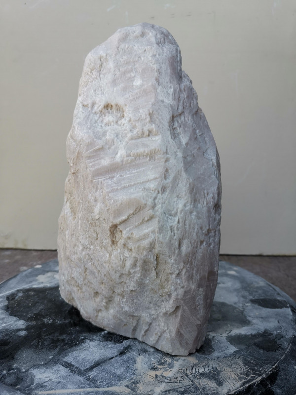 Speckstein; Einzelst�ck; aus China; beige, tlw. leichtes rosa, mit Streifen; 9,160 kg