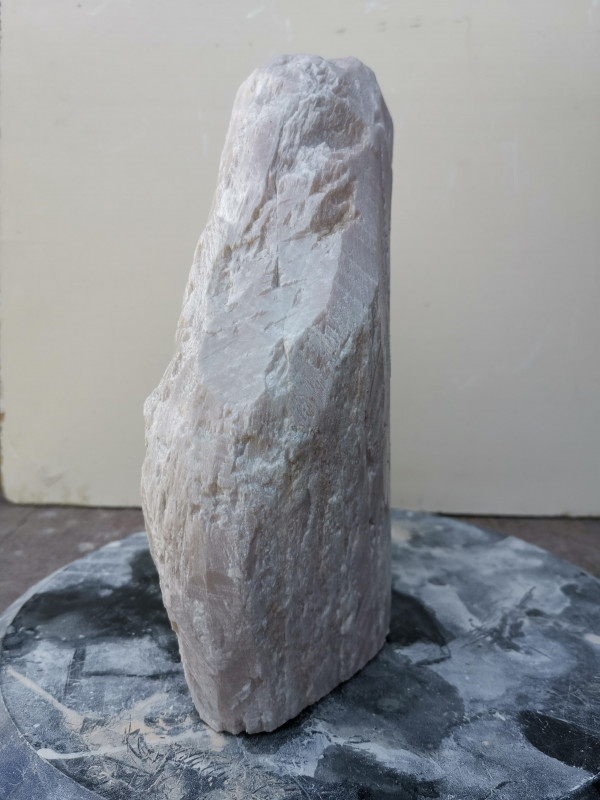 Speckstein; Einzelst�ck; aus China; beige, tlw. leichtes rosa, mit Streifen; 9,160 kg
