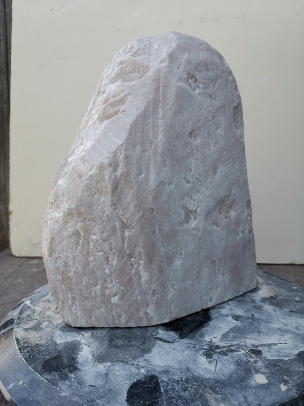 Speckstein; Einzelst�ck; aus China; beige, tlw. leichtes rosa, mit Streifen; 9,160 kg