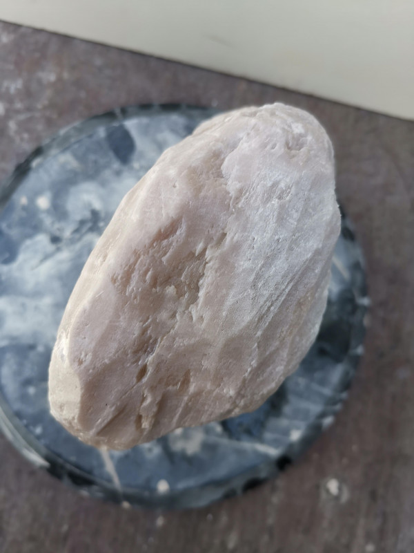 Speckstein; Einzelst�ck; aus China; beige, tlw. leichtes rosa, mit Streifen; 9,160 kg