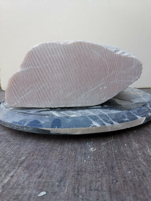 Speckstein; Einzelst�ck; aus China; beige, tlw. leichtes rosa, mit Streifen; 9,160 kg