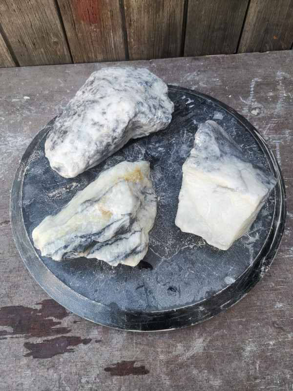 Speckstein; China; 3 Steine; schwarz-wei�; zus. 3,420 kg