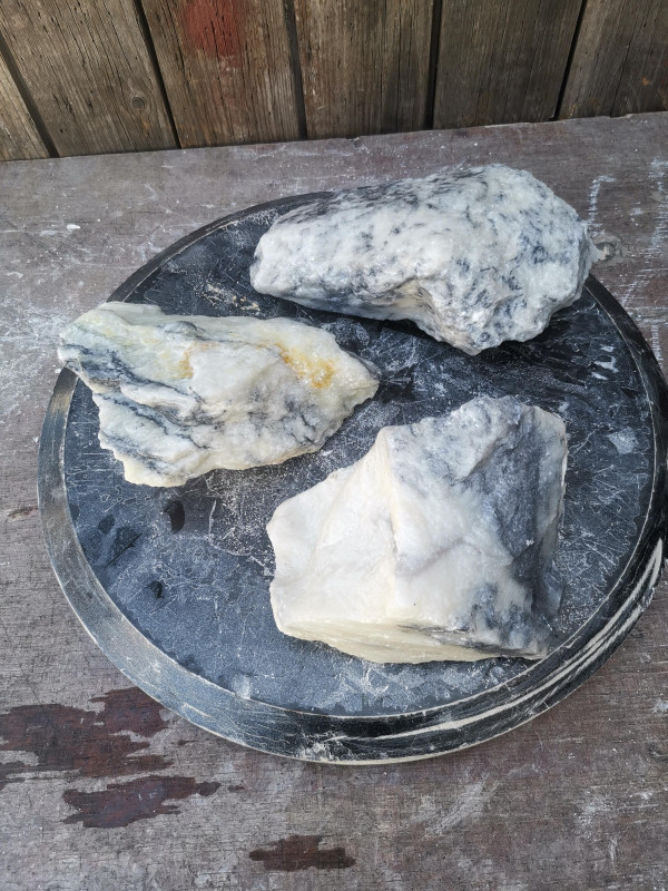 Speckstein; China; 3 Steine; schwarz-wei�; zus. 3,420 kg